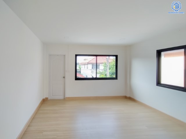 บ้านมืองสองตกแต่งใหม่ ม.พระปิ่น 2 บรมราชชนนี บ้านพร้อมอยู่ หลังใหญ่ บนเนื้อที่ 25.5 ตร.ว. ฟังก์ชัน 2 ห้องนอน 2 ห้องน้ำ 1 ที่จอดรถ บนทำเลศักยภาพ เดินทางสะดวก เชื่อมต่อถ.บรมราชชนนี, ถ.ศาลาธรรมสพ ใกล้ม.มหิดล และจุดขึ้นทางด่วน "ศรีรัช"